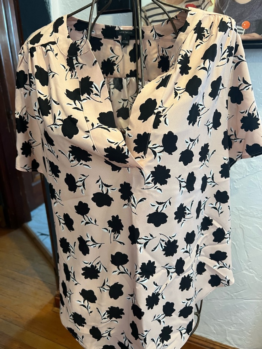 Ann Taylor Blush Pink Short Sleeve V-Neck Floral Blouse
